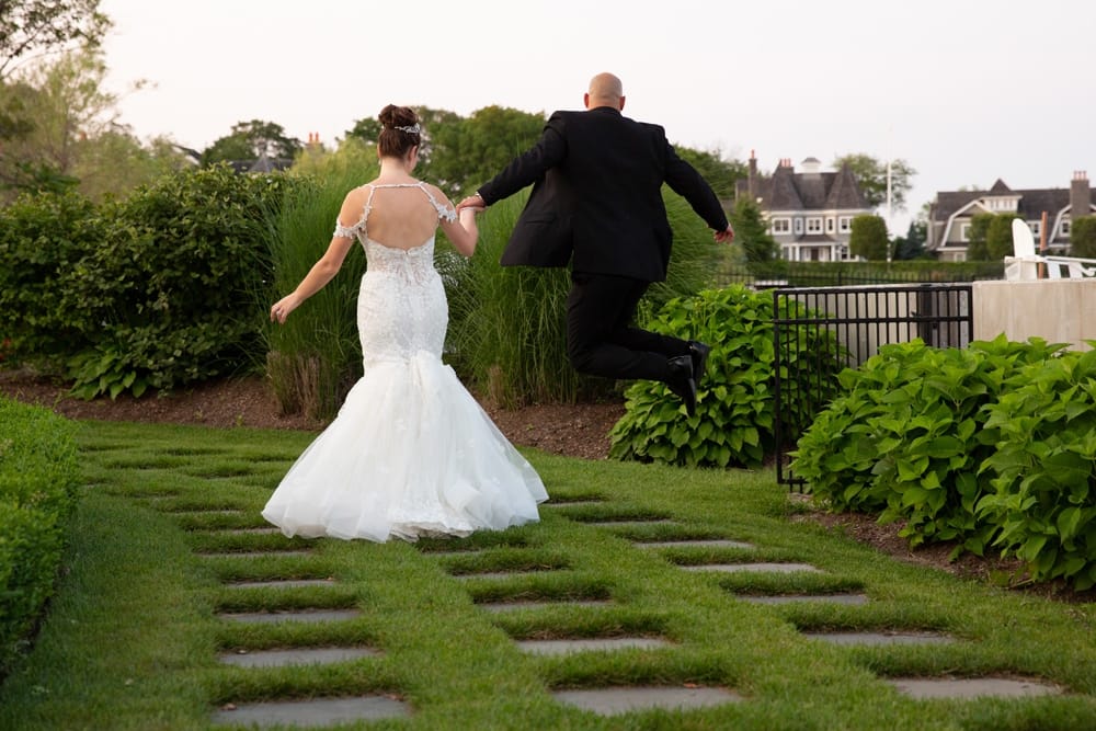 Photojournalistic-Wedding-Photo-_-Candid-Wedding-Photo-_-Bride-and-Groom-Walking-
